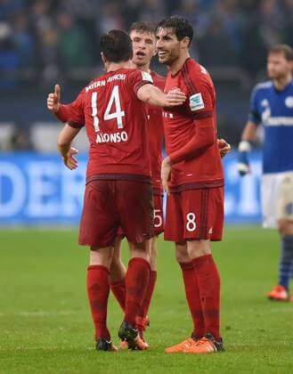 21.11.2015, Fussball, Saison 2015 2016, 1. Bundesliga, 13. Spieltag, FC Schalke 04 - FC Bayern München 1:3, Jubel Xabi Alonso (Bayern Muenchen), Thomas Mueller, Thomas Müller (Bayern Muenchen), Javier Martinez (Bayern Muenchen), v.li.