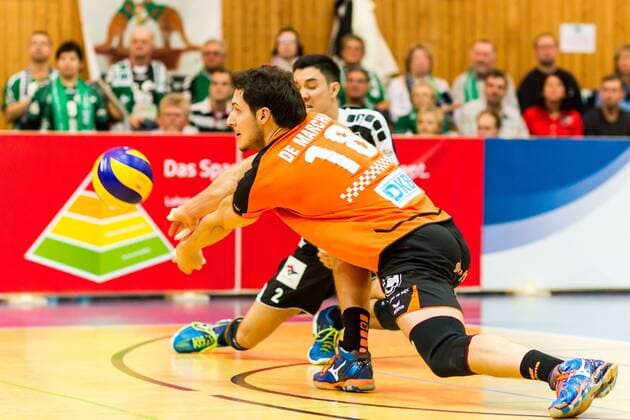 De Marchi (BR Volleys 18) in der Annahme vor Erik Shoji (BR Volleys 2)- Aktion GER, Königs Wusterhausen Bestensee, Volleyballl, 1. Bundesliga, Saison 2015 2016, Landkost-Arena, Netzhoppers KW - Berlin Recycling Volleys