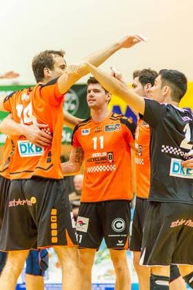 Jubel BR Volleys vlnr Tomas Kmet (BR Volleys 14), Tsimafei Zhukouski (BR Volleys 11) Francesco de Marchi (BR Volleys 18) und Erik Shoji (BR Volleys 2) GER, Königs Wusterhausen Bestensee, Volleyballl, 1. Bundesliga, Saison 2015 2016, Landkost-Arena, Netzhoppers KW - Berlin Recycling Volleys