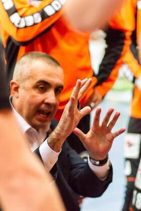 Auszeit Trainer Roberto Serniotti (BR Volleys) GER, Königs Wusterhausen Bestensee, Volleyballl, 1. Bundesliga, Saison 2015 2016, Landkost-Arena, Netzhoppers KW - Berlin Recycling Volleys