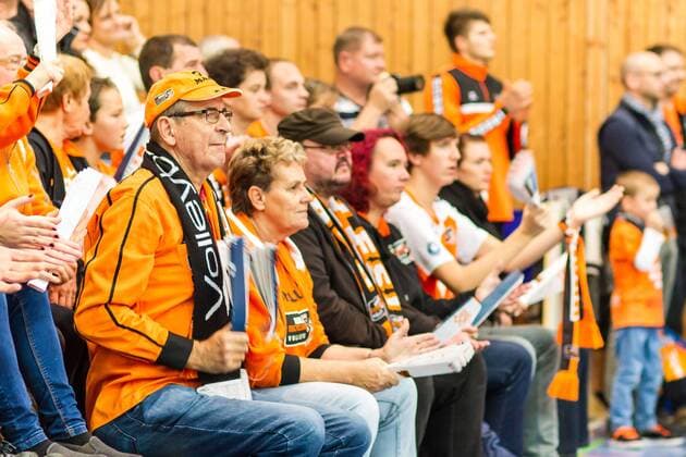 Gästefanblock Zuschauer BR Volleys GER, Königs Wusterhausen Bestensee, Volleyballl, 1. Bundesliga, Saison 2015 2016, Landkost-Arena, Netzhoppers KW - Berlin Recycling Volleys
