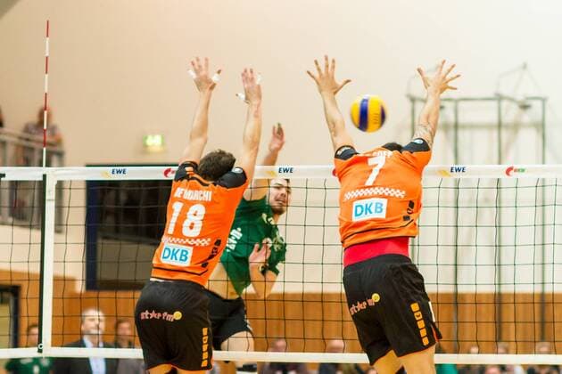 Angriff Ivaylo Ivanov (mi Netzhoppers 2) gegen Doppelblock Francesco de MArchi (li BR Volleys 18) und Nicolas Le Goff (re BR Volleys 7) - Aktion GER, Königs Wusterhausen Bestensee, Volleyballl, 1. Bundesliga, Saison 2015 2016, Landkost-Arena, Netzhoppers KW - Berlin Recycling Volleys