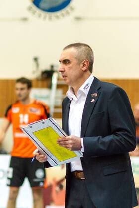 Gäste Trainer Roberto Serniotti (li BR Volleys) GER, Königs Wusterhausen Bestensee, Volleyballl, 1. Bundesliga, Saison 2015 2016, Landkost-Arena, Netzhoppers KW - Berlin Recycling Volleys