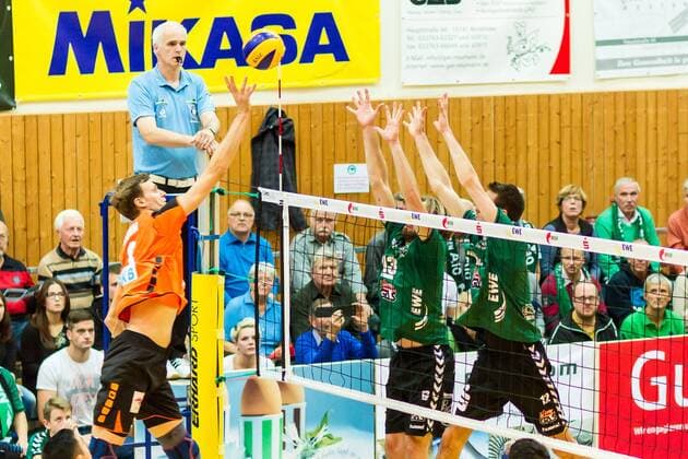 Angriff Robert Kromm (li BR Volleys 3) gegen Doppelblock Netzhoppers mit Manuel Rieke (mi Netzhoppers 13) und Daniel Heinecke (re Netzhoppers 12) - Aktion GER, Königs Wusterhausen Bestensee, Volleyballl, 1. Bundesliga, Saison 2015 2016, Landkost-Arena, Netzhoppers KW - Berlin Recycling Volleys