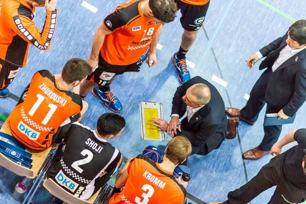 Roberto Serniotti (Trainer BR Volleys) zwischen seinen Spielern in der Auszeit vlnr Tsamifei Zhukouski 11, Erik Shoji 2. Francesco de Marchi 18, Robert Kromm 3 GER, Königs Wusterhausen Bestensee, Volleyballl, 1. Bundesliga, Saison 2015 2016, Landkost-Arena, Netzhoppers KW - Berlin Recycling Volleys