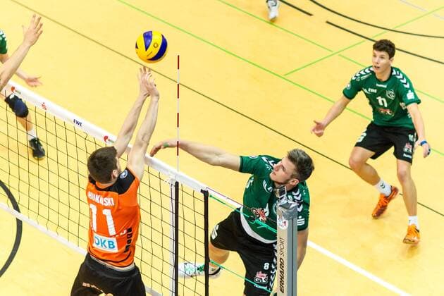 Angriff Matthias Böhme Boehme (mi Netzhoppers 8) gegen Tsimafei Zhukouski (li BR Volleys 11), Theo Timmermann (re Netzhoppers 11) sichert den Block GER, Königs Wusterhausen Bestensee, Volleyballl, 1. Bundesliga, Saison 2015 2016, Landkost-Arena, Netzhoppers KW - Berlin Recycling Volleys