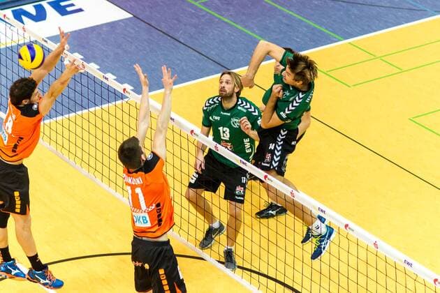 Angriff von Paul Sprung (re Netzhopppers 14, Manuel Rieke (mi Netzhoppers 13, Block von Francesco de Marchi (li BR Volleys 18) und Tsamifei Zhukouski (mi BR Volleys 11) GER, Königs Wusterhausen Bestensee, Volleyballl, 1. Bundesliga, Saison 2015 2016, Landkost-Arena, Netzhoppers KW - Berlin Recycling Volleys