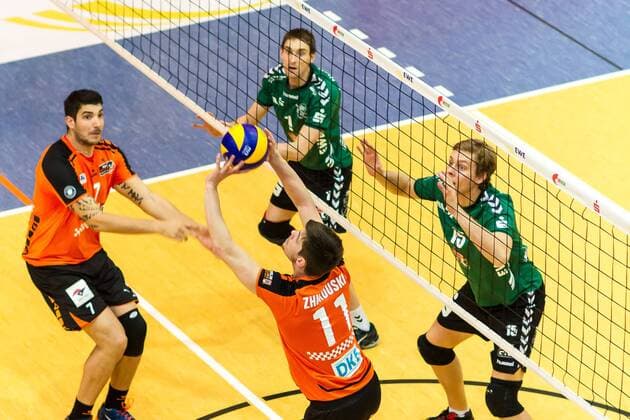 Zuspiel Tsimafei Zhukouski (BR Volleys 11), Nicolas Le Goff (BR Volleys 7), Matthias Penk (NEtzhoppers 1) und Nils Ehlers (Netzhoppers 15) GER, Königs Wusterhausen Bestensee, Volleyballl, 1. Bundesliga, Saison 2015 2016, Landkost-Arena, Netzhoppers KW - Berlin Recycling Volleys