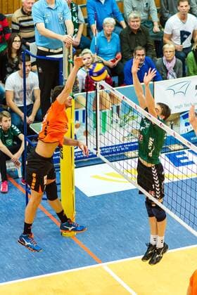 Angriff Francesco de Marchi (li BR Volleys 18) gegen Block Matthias Penk (re Netzhoppers 1) GER, Königs Wusterhausen Bestensee, Volleyballl, 1. Bundesliga, Saison 2015 2016, Landkost-Arena, Netzhoppers KW - Berlin Recycling Volleys