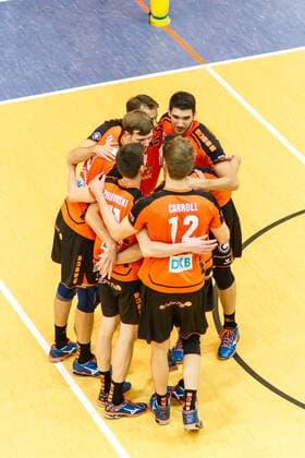 Jubel Mannschaft BR Volleys - Robert Kromm ( 3), Tsimafei Zhukouski ( 11), Paul Caroll ( 12), Tomas Kmet (14), Nicolas Le Goff ( 7) GER, Königs Wusterhausen Bestensee, Volleyballl, 1. Bundesliga, Saison 2015 2016, Landkost-Arena, Netzhoppers KW - Berlin Recycling Volleys