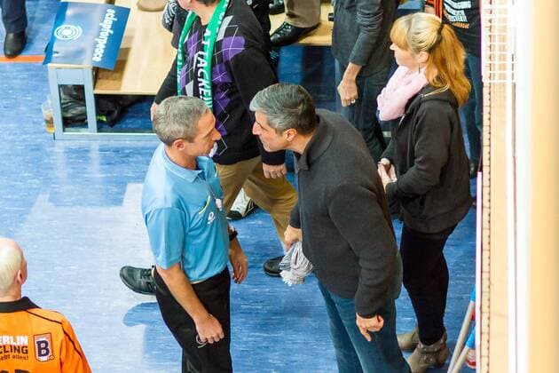 Brommert, Manfred (Berlin, 2. Schiedsrichter) im Streitgespräch mit Kaweh Niroomand (Manager BR Volleys) GER, Königs Wusterhausen Bestensee, Volleyballl, 1. Bundesliga, Saison 2015 2016, Landkost-Arena, Netzhoppers KW - Berlin Recycling Volleys