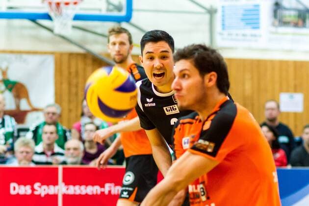 Annahme Francesco de Marchi (BR Volleys 18), Libero Erik Shoji (mi BR Volleys 2) feuert ihn an GER, Königs Wusterhausen Bestensee, Volleyballl, 1. Bundesliga, Saison 2015 2016, Landkost-Arena, Netzhoppers KW - Berlin Recycling Volleys