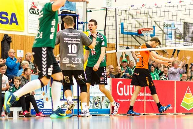 Jubel Freude Daniel Heinecke (mi Netzhoppers 12) mit Kamil Ratajczak (li Netzhoppers 10) - Frust bei Paul Carroll (re BR Volleys 12) GER, Königs Wusterhausen Bestensee, Volleyballl, 1. Bundesliga, Saison 2015 2016, Landkost-Arena, Netzhoppers KW - Berlin Recycling Volleys