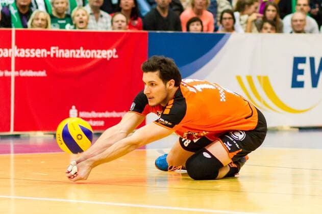 Annahme Francesco Di Marchi (BR Volleys 18) - Aktion GER, Königs Wusterhausen Bestensee, Volleyballl, 1. Bundesliga, Saison 2015 2016, Landkost-Arena, Netzhoppers KW - Berlin Recycling Volleys