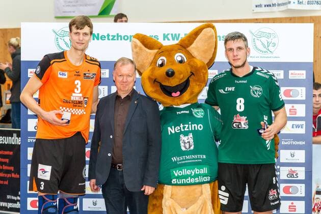 MVP des Spiels - Gold Robert Kromm (li BR Volleys 3) und Matthias Böhme Boehme (li NEtzhoppers 8) mit Westminister Immobilien Geschäftsführer Mario Landsmann und Maskottchen Netzino (Netzhoppers) GER, Königs Wusterhausen Bestensee, Volleyballl, 1. Bundesliga, Saison 2015 2016, Landkost-Arena, Netzhoppers KW - Berlin Recycling Volleys