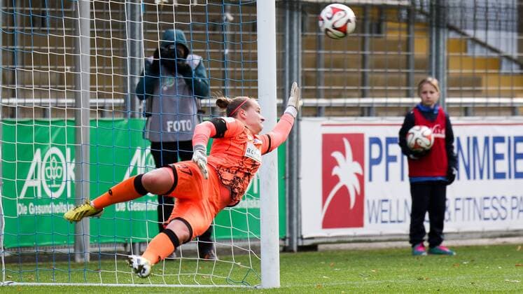 Friederike Abt (Torwart, Hoffenheim, 27) muss den Elfmeter von Lena Goeßling (Lena Goessling, Wolfsburg, 28, nicht im Bild) passieren lassen, Tor zum 0:3, Fussball, Allianz Frauen-Bundesliga, TSG 1899 Hoffenheim - VfL Wolfsburg, xozx
