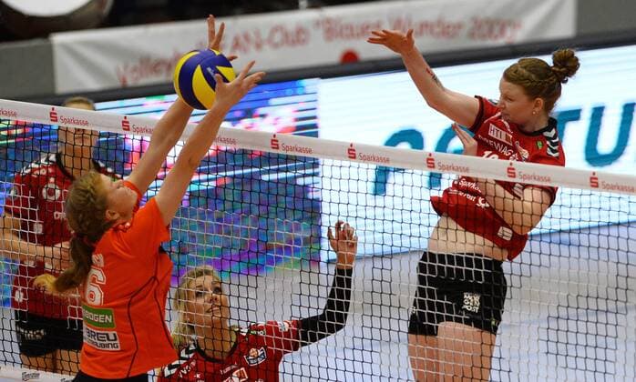 rechts: Katie Slay (Dresden) punktet gegen Mira Heimrich (Straubing), Dresdner SC gegen Nawaro Straubing, Volleyball, 1. Bundesliga Frauen, 1. Liga, Margon-Arena Dresden Bodenbacher Straße, DSC, Saison 2015 2016, 21.11.2015,