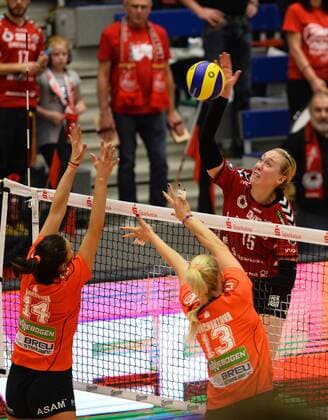 hinterm Netz: Michelle Bartsch (Dresden) gegen Martina Nosekova (14) und Barbora Purchartova (beide Straubing), Dresdner SC gegen Nawaro Straubing, Volleyball, 1. Bundesliga Frauen, 1. Liga, Margon-Arena Dresden Bodenbacher Straße, DSC, Saison 2015 2016, 21.11.2015,