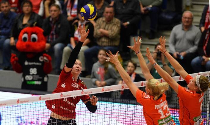 hinterm Netz: Michelle Bartsch (Dresden) gegen Barbora Purchartova (13) und Alyssa Rene Dibbern (beide Straubing), Dresdner SC gegen Nawaro Straubing, Volleyball, 1. Bundesliga Frauen, 1. Liga, Margon-Arena Dresden Bodenbacher Straße, DSC, Saison 2015 2016, 21.11.2015,