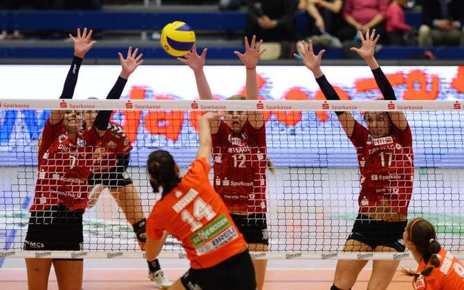 Dreierblock, v.l.: Laura Dijkema, Jennifer Cross und Gina Mancuso (alle Dresden) gegen Martina Nosekova (Straubing), Dresdner SC gegen Nawaro Straubing, Volleyball, 1. Bundesliga Frauen, 1. Liga, Margon-Arena Dresden Bodenbacher Straße, DSC, Saison 2015 2016, 21.11.2015,