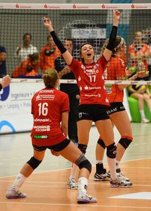 Jubel bei Katharina Schwabe und Gina Mancuso (17, beide Dresden), Dresdner SC gegen Nawaro Straubing, Volleyball, 1. Bundesliga Frauen, 1. Liga, Margon-Arena Dresden Bodenbacher Straße, DSC, Saison 2015 2016, 21.11.2015,