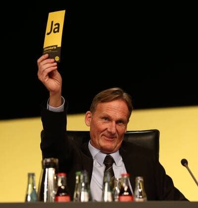Sonntag 22.11.2015, Saison 2015 2016, 1. Bundesliga, Jahreshauptversammlung des BVB 1909 Borussia Dortmund e.V. in den Dortmunder Westfalenhallen, Hans-Joachim Watzke (BVB, Vorsitzender der Geschäftsführung) mit der JA-Stimmkarte, v.l.