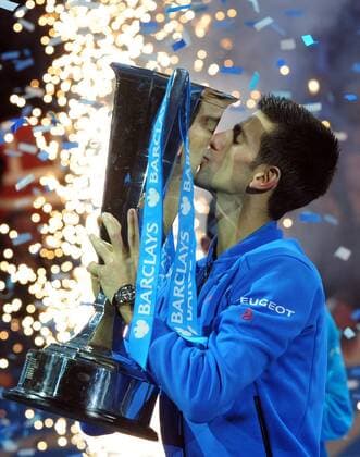 Tennis, Novak Djokovic gewinnt ATP Finale in London Tennis - 2015 ATP Tennis Herren World Tour Finals at The O2 - Day Seven Singles Final : Novak Djokovic (Srb) v Roger Federer (Sui) Novak Djokovic kisses the trophy COLORSPORT ANDREW COWIE 