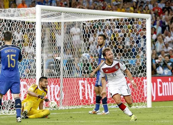 Rio de Janeiro, 13.07.2014 - Fussball - Nationalteam - Länderspiel - FIFA WM 2014 - Finale - Deutschland vs Argentinien - Mario Götze erzielt das Tor zum 1:0 gegen Sergio Romero. - ZUMAgl2_