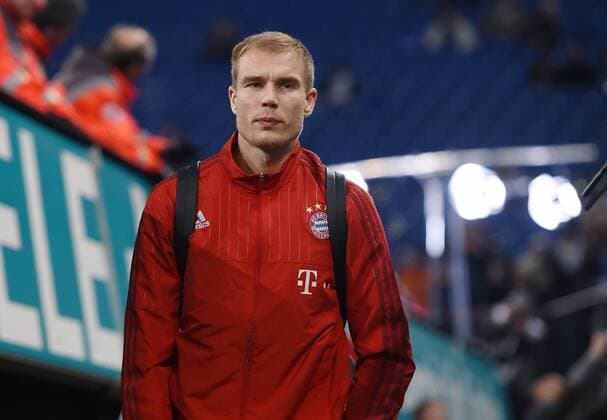 Fussball 1. Bundesliga Saison 2015 2016 13. Spieltag in Gelsenkirchen FC Schalke 04 - FC Bayern Muenchen 21.11.2015 Holger Badstuber (FC Bayern Muenchen) kommt in die Schalker Arena 