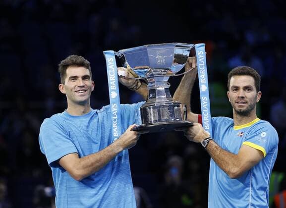 22.11.2015 the O2 London, England. ATP Tennis Herren Tour Tennis Finals Day 8. Jean-Julien Rojer (NED) and Horia Tecau (ROU) celebrate after they defeated Florin Mergea (ROU) and Rohan Bopanna (IND) in Final Double match by a score of 6-4, 6-3 during Day Eight Barclays ATP World Tour Finals from the O2 Arena xHongboxChenx  ActionPlus11683946