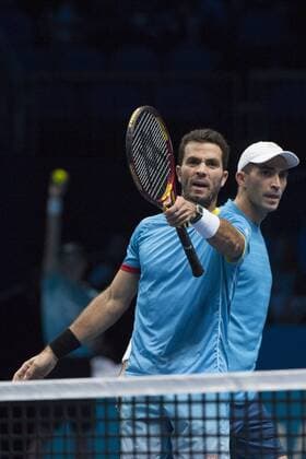 22.11.2015. The O2, London, England. ATP Tennis Herren Tennis Tour Finals. Day 8. Horia Tecau and Jean-Julien Rojer in action on their way to winning The Barclays ATP World Tour Doubles Finals. Second seeds Rojer and Tecau defeated eighth seeds Rohan Bopanna and Florin Mergea 6-4, 6-3. xStephenxBartholomewx  ActionPlus11683948