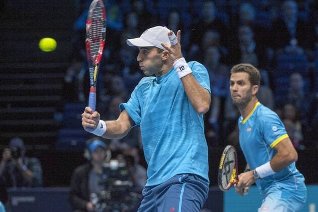 22.11.2015. The O2, London, England. ATP Tennis Herren Tennis Tour Finals. Day 8. Horia Tecau and Jean-Julien Rojer in action on their way to winning The Barclays ATP World Tour Doubles Finals. Second seeds Rojer and Tecau defeated eighth seeds Rohan Bopanna and Florin Mergea 6-4, 6-3. xStephenxBartholomewx  ActionPlus11683950
