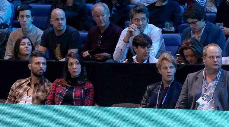 (151123) -- LONDON, Nov. 22, 2015 -- Olivier Giroud (1st L) of Arsenal watches the single s final between Novak Djokovic of Serbia and Roger Federer of Switzerland at the ATP Tennis Herren World Tour Finals at the O2 Arena in London, Britain, Nov. 22, 2015. Djokovic won 2-0. )? (SP)BRITAIN-LONDON-TENNIS-ATP FINAL-FEDERER VS DJOKOVIC HanxYan 