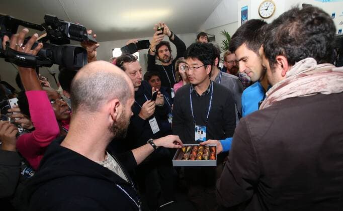 (151123) -- LONDON, Nov. 22, 2015 -- Novak Djokovic (2nd R) of Serbia distributes chocolate to journalists after a press conference PK Pressekonferenz at the ATP Tennis Herren World Tour Finals at the O2 Arena in London, Britain, Nov. 22, 2015. Djokovic won 2-0. )? (SP)BRITAIN-LONDON-TENNIS-ATP FINAL-FEDERER VS DJOKOVIC HanxYan 