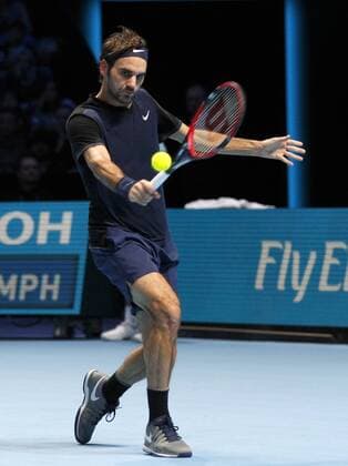 (151123) -- LONDON, Nov. 22, 2015 -- Roger Federer of Switzerland returns a ball during the men s singles final against Novak Djokovic of Serbia at the ATP Tennis Herren World Tour Finals at the O2 Arena in London, Britain, Nov. 22, 2015. Federer lost 0-2. )? (SP)BRITAIN-LONDON-TENNIS-ATP FINAL-FEDERER VS DJOKOVIC HanxYan 