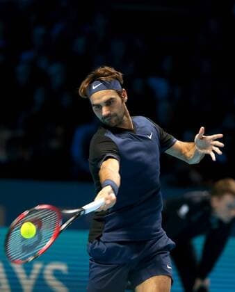 (151123) -- LONDON, Nov. 22, 2015 -- Roger Federer of Switzerland returns a ball during the men s singles final against Novak Djokovic of Serbia at the ATP Tennis Herren World Tour Finals at the O2 Arena in London, Britain, Nov. 22, 2015. Federer lost 0-2. )? (SP)BRITAIN-LONDON-TENNIS-ATP FINAL-FEDERER VS DJOKOVIC HanxYan 