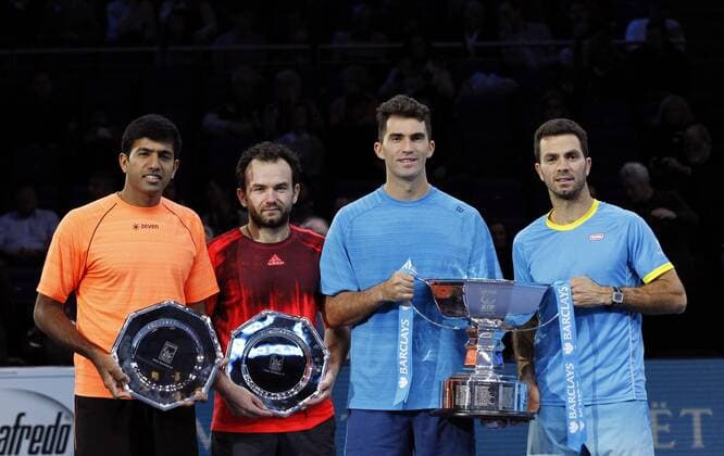 (151123) -- LONDON, Nov. 22, 2015 -- India s Rohan Bopanna and Romania s Florin Mergea hold up their runners up plate beside winners Romania s Horia Tecau and Netherland s Jean-Julien Roje (from L to R) with their trophy after the men s doubles final match at the O2 Arena in London, Britain, Nov. 22, 2015. Jean-Julien Rojer and Horia Tecau won 2-0. )? (SP)BRITAIN-LONDON-TENNIS ATP Tennis Herren FINAL-DOUBLES FINAL HanxYan 