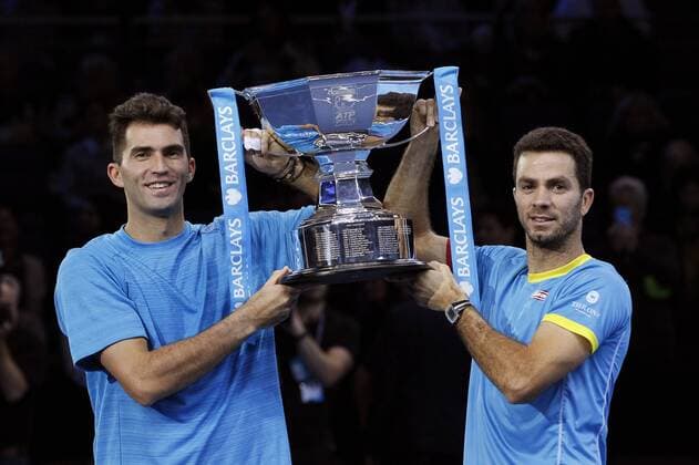(151123) -- LONDON, Nov. 22, 2015 -- Netherland s Jean-Julien Rojer (R) and Romania s Horia Tecau hold up the trophy after winning the men s doubles final match against India s Rohan Bopanna and Romania s Florin Mergea at the ATP Tennis Herren World Tour Finals at the O2 Arena in London, Britain, Nov. 22, 2015. Jean-Julien Rojer and Horia Tecau won 2-0. )? (SP)BRITAIN-LONDON-TENNIS-ATP FINAL-DOUBLES FINAL HanxYan 
