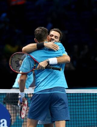 (151123) -- LONDON, Nov. 22, 2015 -- Netherland s Jean-Julien Rojer (R) and Romania s Horia Tecau celebrate after winning the men s doubles final match against India s Rohan Bopanna and Romania s Florin Mergea at the ATP Tennis Herren World Tour Finals at the O2 Arena in London, Britain, Nov. 22, 2015. Jean-Julien Rojer and Horia Tecau won 2-0. )? (SP)BRITAIN-LONDON-TENNIS-ATP FINAL-DOUBLES FINAL HanxYan 