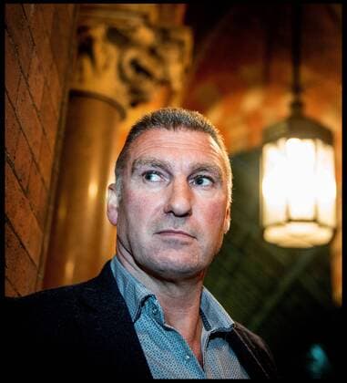 Fußball, Fotoshooting mit Nigel Pearson . 05 11 2015. London, United Kingdom. Portraits of Nigel Pearson at St Pancras Station, London. Nigel Pearson is an English football manager and former professional player. He previously managed Hull City, Southampton, Carlisle United and Leicester City and was assistant manager for England Under-21s and Newcastle United. During his playing career, he was a defender and played for Shrewsbury Town, Sheffield Wednesday and Middlesbrough.  xAndrewxParsonsx xixImagesx IIM-11356-0004