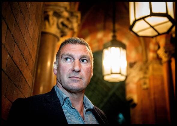 Fußball, Fotoshooting mit Nigel Pearson . 05 11 2015. London, United Kingdom. Portraits of Nigel Pearson at St Pancras Station, London. Nigel Pearson is an English football manager and former professional player. He previously managed Hull City, Southampton, Carlisle United and Leicester City and was assistant manager for England Under-21s and Newcastle United. During his playing career, he was a defender and played for Shrewsbury Town, Sheffield Wednesday and Middlesbrough.  xAndrewxParsonsx xixImagesx IIM-11356-0005