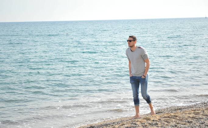 Basketball, Fotoshooting mit Tomas Satoransky Czech basketball player Tomas Satoransky playing for Barcelona walks on the beach Platja De La Barceloneta in Barcelona, Spain, November 20, 2015. (CTKxPhoto DavidxSvab) CTKPhotoF201511230612201 