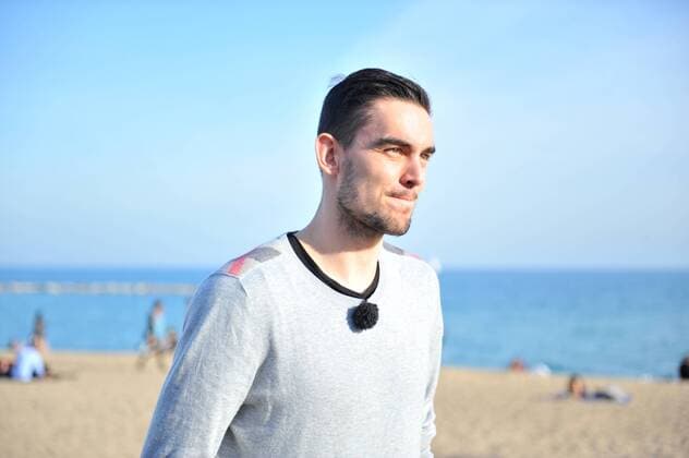 Basketball, Fotoshooting mit Tomas Satoransky Czech basketball player Tomas Satoransky playing for Barcelona walks on the beach Platja De La Barceloneta in Barcelona, Spain, November 20, 2015. (CTKxPhoto DavidxSvab) CTKPhotoF201511230612501 