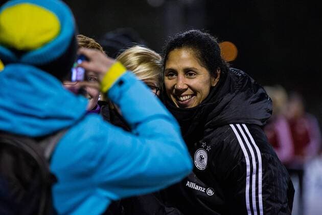 GER, Oeffentliches Training Deutsche Frauen-Nationalmannschaft 23.11.2015, Bezirkssportanlage Ueberruhr, Essen, im Bild Steffi Jones (Assistenztrainerin Frauennationalmannschaft) posiert mit Fans auf zahlreichen nphxRauch