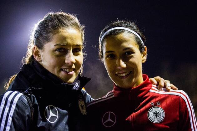 GER, Oeffentliches Training Deutsche Frauen-Nationalmannschaft 23.11.2015, Bezirkssportanlage Ueberruhr, Essen, im Bild Lisa Weiss ( 21) mit Sara Doorsoun ( 24) spielen in der Allianz Frauenbundesliga beide fuer die SGS Essen nphxRauch