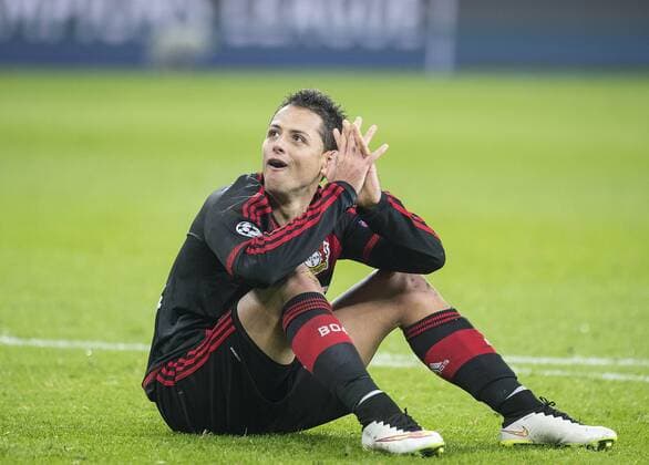 Javier Chicharito HERNANDEZ (LEV) sitzt nach einer vergebenen Torchance auf dem Rasen, Gestik, Geste, hadert, Emotional Fussball Champions League,Vorrunde, 3. Spieltag, Gruppe E, Bayer 04 Leverkusen (LEV) - AS Rom 4:4, am 20.10.2015 in Leverkusen Deutschland.