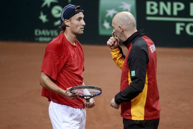 Tennis, Davis Cup Finale in Belgien - Training Belgien - GENT, BELGIUM: Belgian Ruben Bemelmans and Davis Cup captain Johan Van Herck pictured during a training practice ahead of the Davis Cup World Group final between Belgium and Great Britain, Tuesday 24 November 2015, at Flanders Expo in Gent. The final will be played from 27 to 29 November 2015 in Gent Flanders Expo. DIRKxWAEM  x04745159x