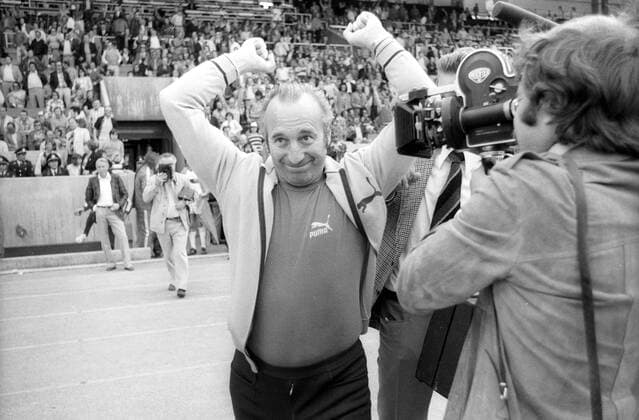 Fußball, Trainerhistorie, Wuppertaler SV VfB Stuttgart - Wuppertaler SV: Trainer Horst Buhtz (Wuppertal) bejubelt den Klassenerhalt