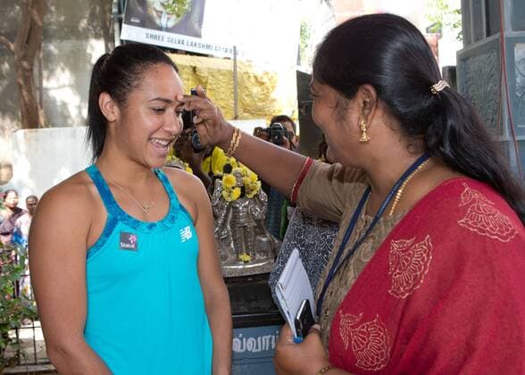 Champions Tennis League 2015, Chennai, Heather Watson (GBR) wird auf indische Art begruesst, Tennis - Champions Tennis League 2015 - - - Chennai - Tamil Nadu - India.