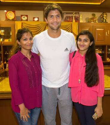 Champions Tennis League 2015, Chennai, Fernando Verdasco (ESP) mit zwei lokalen Maedchen Tennis - Champions Tennis League 2015 - - - Chennai - Tamil Nadu - India.